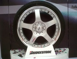 Menguji Ban Mobil Sport Bridgestone