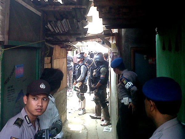 Densus Geledah Rumah Terduga Teroris