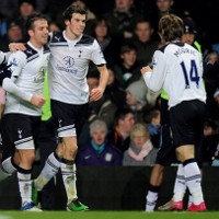 Modric Bertahan, Van der Vaart Senang