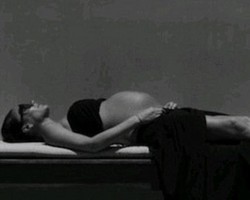 Beckham Pamer Perut Hamil Victoria di Facebook