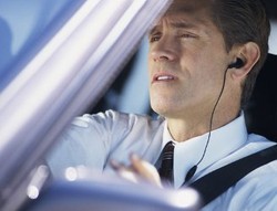 Nelpon Pakai Hands-free Saat Nyetir Tetap Berbahaya