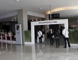 Porsche Buka Showroom Pertama di Surabaya