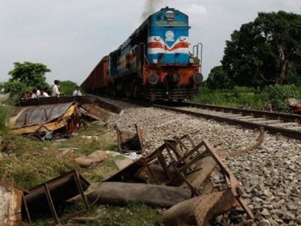 KA Tabrak Bus, 33 Orang Tewas