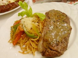 Nyam Nyam... Empuk Gurih Striploin Steak!