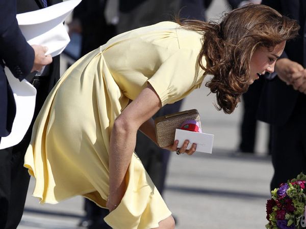 Ditiup Angin, Kate Sibuk Pegangi Baju