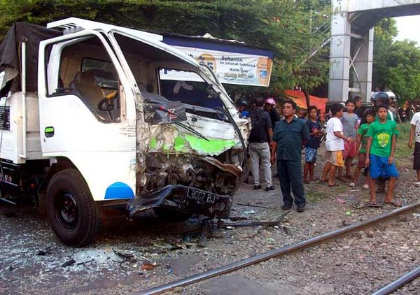 Truk Fuso Diseruduk KA