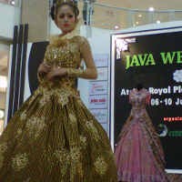 Gaun Batik yang Elegan dan Mewah