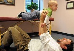 Tak Sempat ke Gym, Bayi Bisa Jadi Barbel untuk Fitness 