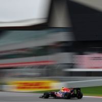 Webber Tercepat di Trek Basah