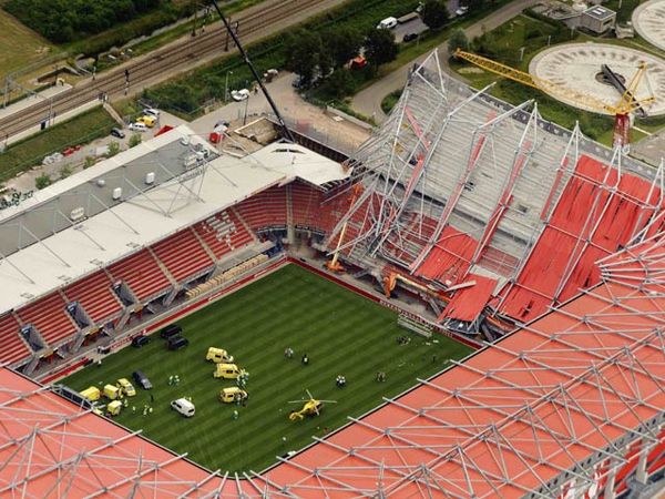 Atap Stadion FC Twente Roboh