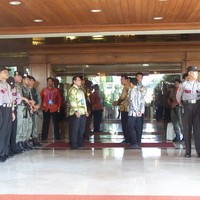 Jalan Ditutup, Arena Kongres Disterilkan
