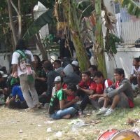 Voting Ketum PSSI, Suporter Pilih Berteduh di Bawah Tenda