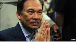Anwar Ibrahim Melayat Demonstran yang Tewas Kemarin