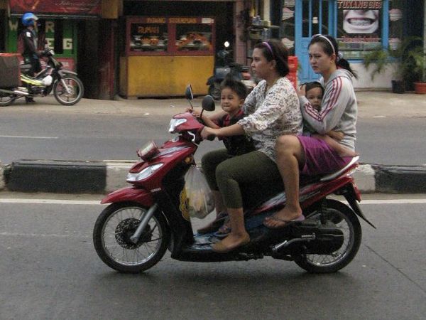 Pakai Helmnya Dong....