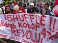 Masalahnya Berani Reshuffle Tidak