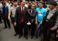 Puluhan Orang Sweeping Gedung Meteor