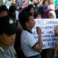 Dianggap Diskriminatif, Ratusan Orangtua Demo SMKN Mojokerto