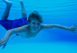 Lensa Kontak yang Dipakai Sehabis Berenang Sebaiknya Dibuang