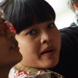 Persidangan Berlanjut, Leni Menangis