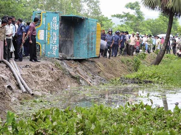 Truk Masuk Sungai, 53 Siswa SD Tewas