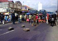Korban Lumpur Lapindo Kuasai Jalan Raya Porong