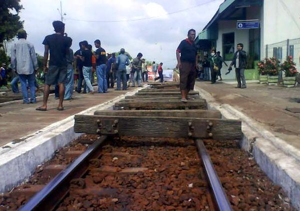 Korban Lumpur Lapindo Blokir Jalur Kereta