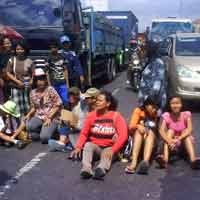 Jalan Raya Porong Juga Dikuasai Korban Dampak Lumpur Lapindo