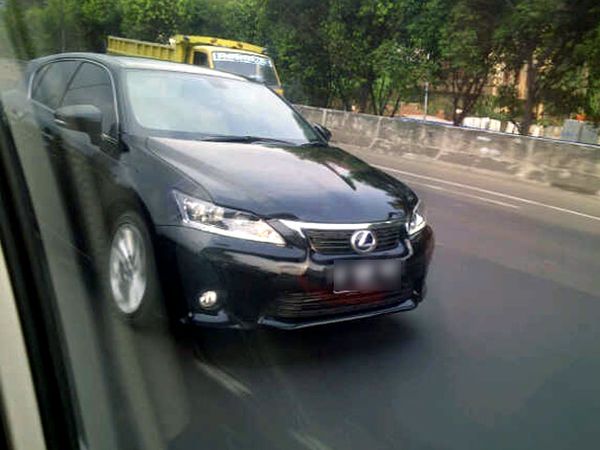 Lexus CT200h Seliweran di Jakarta