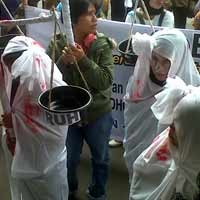 7 Pocong Demo ke Pengadilan Medan