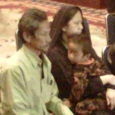 Sambil Gendong Anaknya, Darsem Tiba di Kemenlu