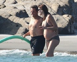 Carla Bruni Pamer Kehamilan dengan Bikini