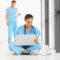 Perawat dan Bidan Tak Boleh Sembarangan Online di Facebook