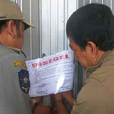 Tiga Mini Market di Surabaya Disegel