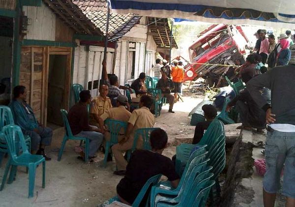 Truk Tabrak Pesta Perkawinan, Belasan Orang Tewas
