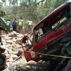 Mobil Derek Kesulitan Evakuasi Dua Truk Masuk Jurang