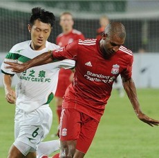 Adam Debut, Liverpool Menang Tipis