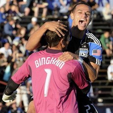 Fantastis, Kiper Bikin Gol dari Jarak 82 Meter