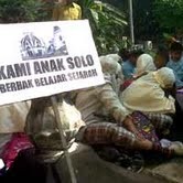 Puluhan Anak SD Solo Kuliah Sejarah di Depan Gedung Kuno