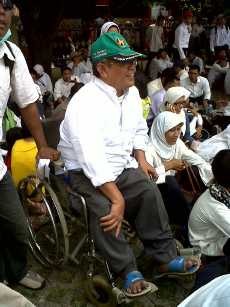 Budi, Pria Berkursi Roda di Tengah Aksi Pro Panji Gumilang 