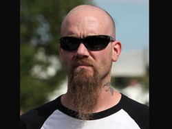 Mantan Bassist Queens of the Stone Age Disergap S.W.A.T.