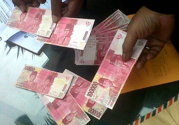 Polisi Bekuk Pengedar Uang Palsu