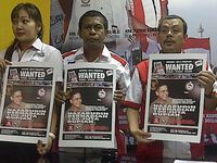 Sayembara Menangkap Nazaruddin Berhadiah 100 Juta