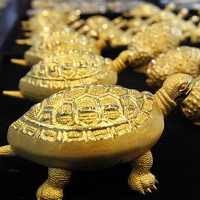 Dolar Merosot, Harga Emas Melonjak