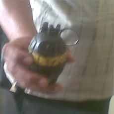 Buruh Gudang Rongsokan Temukan Granat Nanas