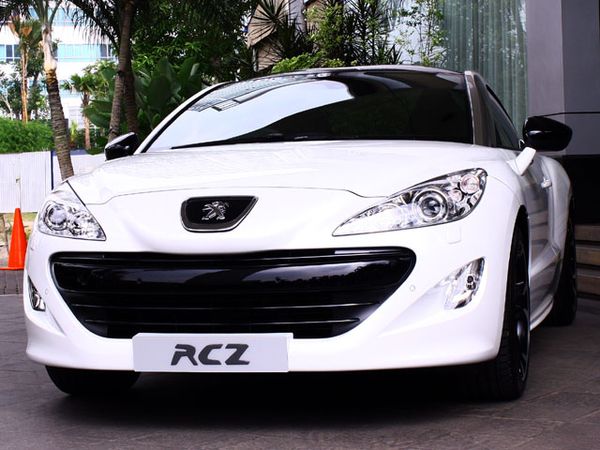 Peugeot Luncurkan Mobil Coupe RCZ