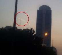 Cahaya Misterius di Jakarta & Jimbaran Jejak Kondensasi Pesawat