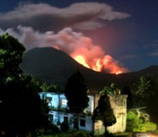 Pengungsi Letusan Gunung Lokon Terus Bertambah 
