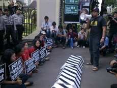  Ingatkan Rekening Gendut, ICW Cs Bawa Polisi Tidur ke Mabes Polri