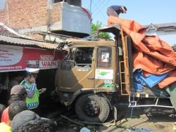 Lompati Parit, Truk Semen Rem Blong Tabrak Rumah di Sukoharjo