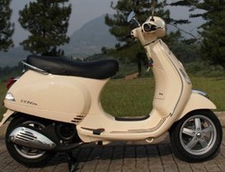 Menjajal Si Bulat Piaggio LX